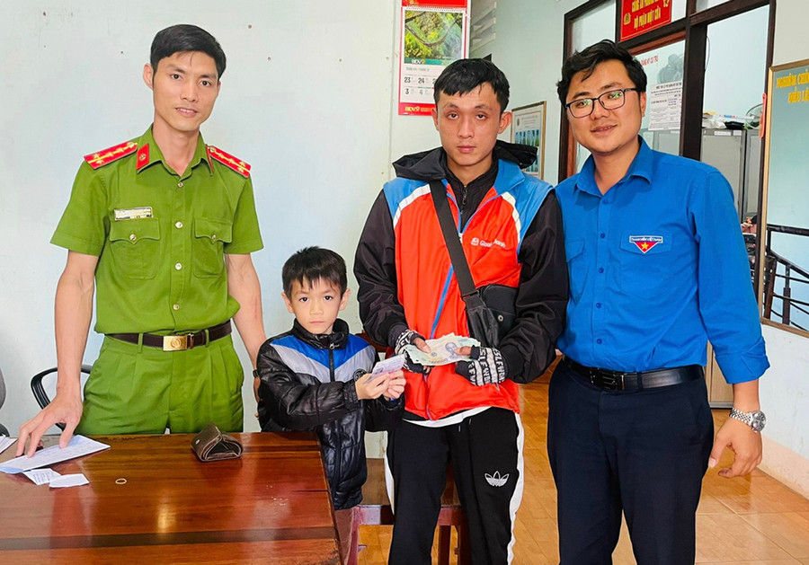 Em Hoàng Bảo Long trả lại tài sản cho anh Nguyễn Văn Duy. Ảnh: KHÁNH PHẠM