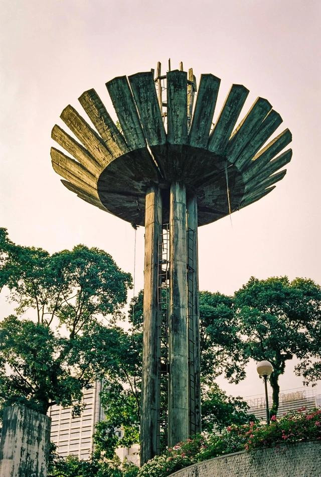 Hồ Con Rùa là một địa điểm vui chơi nổi tiếng và đặc sắc. ẢNH: NHÃ THANH