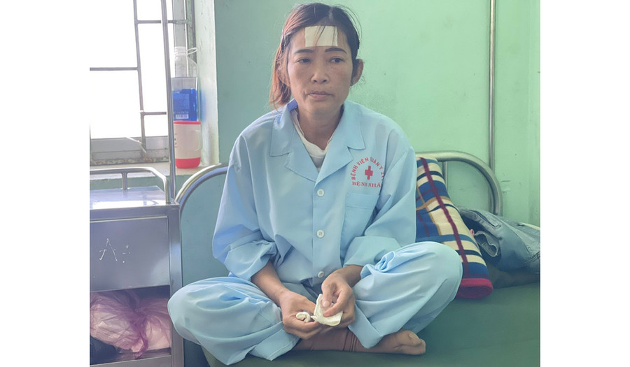 Chị Hoàng Thị Thanh Tình đang điều trị tại Khoa Ung bướu (Bệnh viện Quân y 211) . Ảnh: A.H Chị Hoàng Thị Thanh Tình đang điều trị tại Khoa Ung bướu (Bệnh viện Quân y 211) . Ảnh: A.H