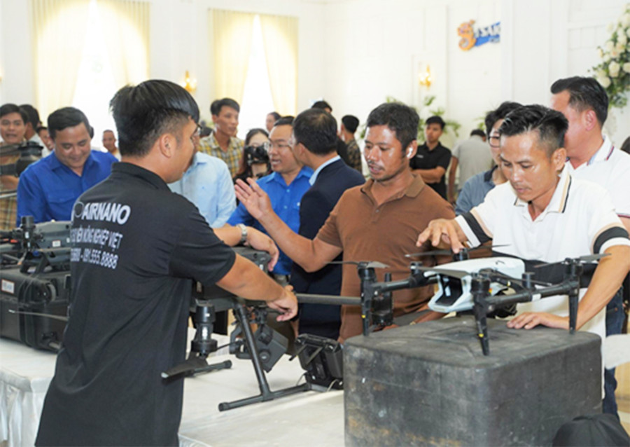 Đông đảo bà con dành sự quan tâm đặc biệt tới các thiết bị bay hiện đại tại sự kiện