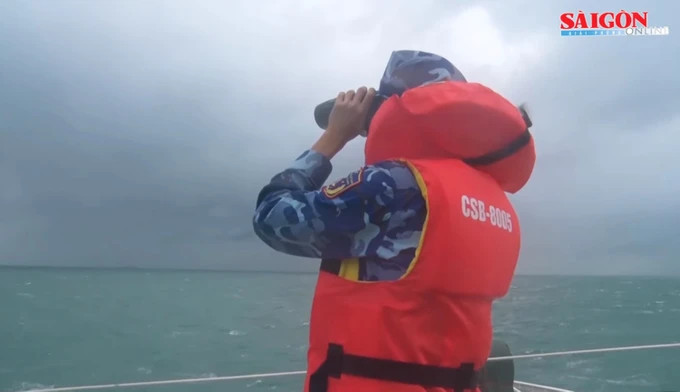 Lực lượng cảnh sát biển đang nỗ lực tìm kiếm 5 ngư dân mất tích trên biển. Ảnh: CSB