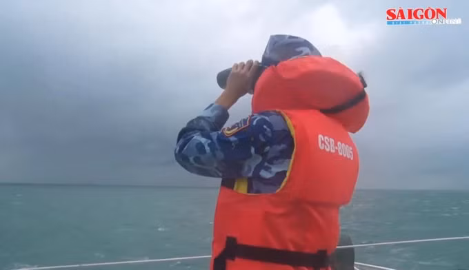 Lực lượng cảnh sát biển đang nỗ lực tìm kiếm 5 ngư dân mất tích trên biển. Ảnh: CSB