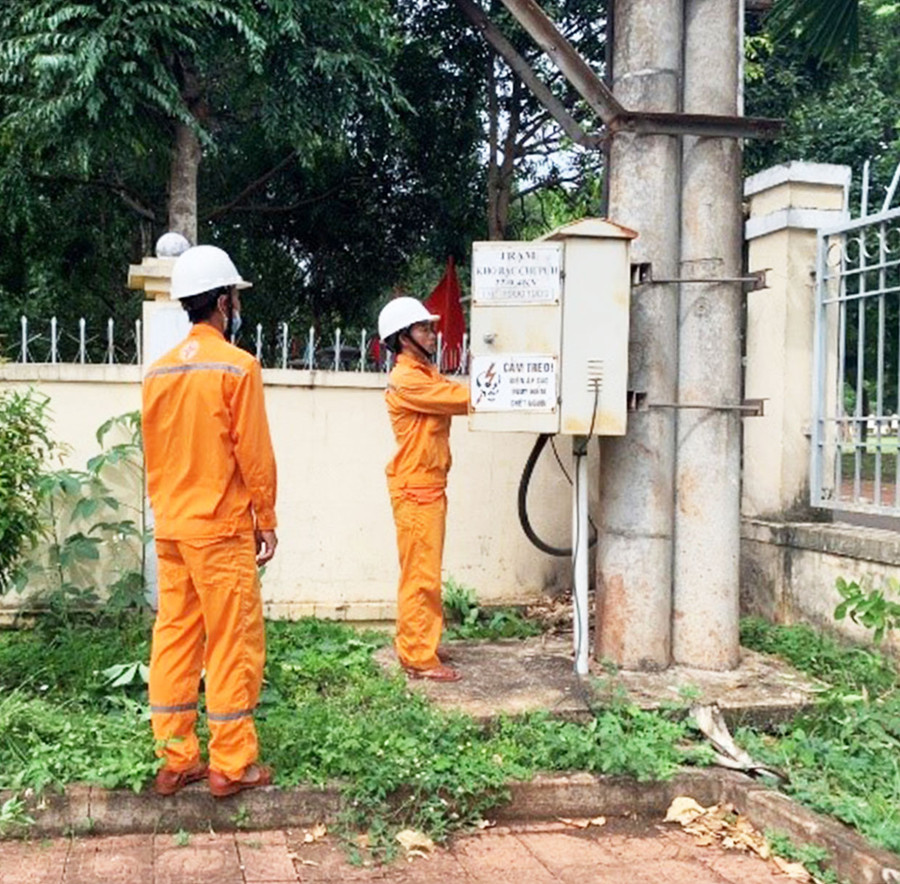 Nhân viên Điện lực Chư Pưh kiểm tra hệ thống điện tại các điểm thi để đảm bảo kỳ thi tốt nghiệp THPT năm 2024 diễn ra an toàn, thuận lợi. Ảnh: T.D Nhân viên Điện lực Chư Pưh kiểm tra hệ thống điện tại các điểm thi để đảm bảo kỳ thi tốt nghiệp THPT năm 2024 diễn ra an toàn, thuận lợi. Ảnh: T.D