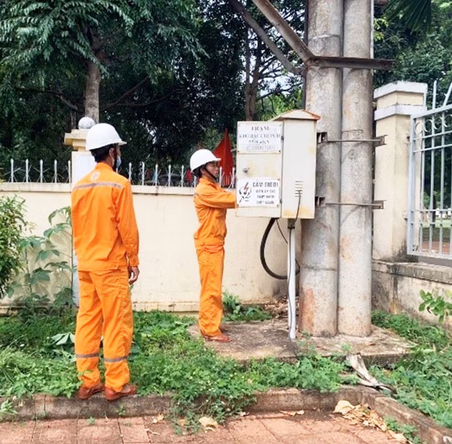 Nhân viên Điện lực Chư Pưh kiểm tra hệ thống điện tại các điểm thi để đảm bảo kỳ thi tốt nghiệp THPT năm 2024 diễn ra an toàn, thuận lợi. Ảnh: T.D