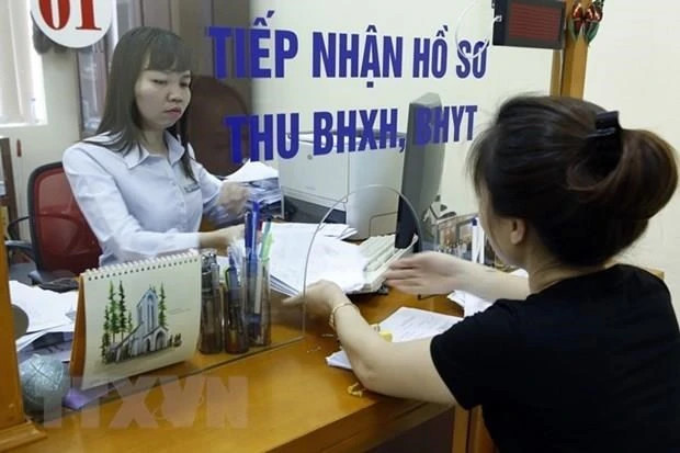 Giải quyết thủ tục bảo hiểm xã hội (Ảnh: Vietnam+) Giải quyết thủ tục bảo hiểm xã hội (Ảnh: Vietnam+)