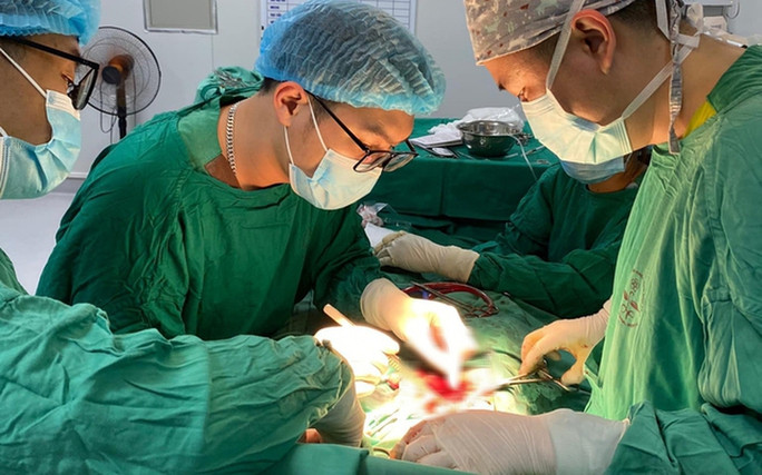 Phẫu thuật chấn thương cho bệnh nhi gặp nạn do nổ sạc dự phòng. Ảnh: Bệnh viện cung cấp