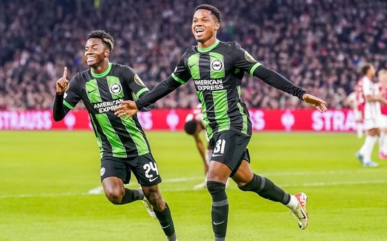 Brighton ghi bàn sớm trong mỗi hiệp để đánh bại Ajax với tỷ số 2-0 ở Amsterdam.