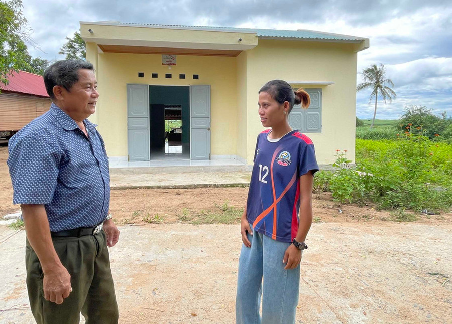 Ông Chu Văn Định-Chủ tịch Hội NNCĐDC/dioxin huyện Kbang thăm hỏi gia đình nạn nhân chất độc da cam có hoàn cảnh khó khăn tại xã Đông được hỗ trợ nhà ở. Ảnh: M.N Ông Chu Văn Định-Chủ tịch Hội NNCĐDC/dioxin huyện Kbang thăm hỏi gia đình nạn nhân chất độc da cam có hoàn cảnh khó khăn tại xã Đông được hỗ trợ nhà ở. Ảnh: M.N