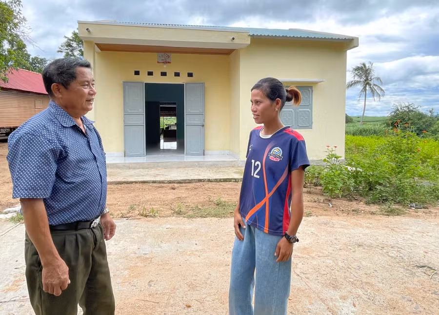 Ông Chu Văn Định-Chủ tịch Hội NNCĐDC/dioxin huyện Kbang thăm hỏi gia đình nạn nhân chất độc da cam có hoàn cảnh khó khăn tại xã Đông được hỗ trợ nhà ở. Ảnh: M.N