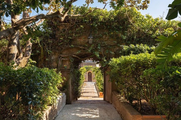 Giới nhà giàu thường sẽ thuê hết các phòng trong khách sạn, biến nó thành tài sản riêng của họ trong suốt thời gian lưu trú. (Nguồn: Instagram) Giới nhà giàu thường sẽ thuê hết các phòng trong khách sạn, biến nó thành tài sản riêng của họ trong suốt thời gian lưu trú. (Nguồn: Instagram)