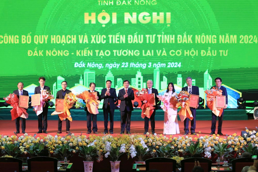 Lãnh đạo tỉnh Đắk Nông trao 4 chủ trương đầu tư, chứng nhận đầu tư (với tổng số vốn đăng ký đầu tư hơn 1.700 tỷ đồng) và 4 dự án ký kết biên bản ghi nhớ hợp tác đầu tư, với tổng số vốn đăng ký đầu tư 8,4 tỷ USD (Ảnh: Minh Hưng/Vietnam+) Lãnh đạo tỉnh Đắk Nông trao 4 chủ trương đầu tư, chứng nhận đầu tư (với tổng số vốn đăng ký đầu tư hơn 1.700 tỷ đồng) và 4 dự án ký kết biên bản ghi nhớ hợp tác đầu tư, với tổng số vốn đăng ký đầu tư 8,4 tỷ USD (Ảnh: Minh Hưng/Vietnam+)