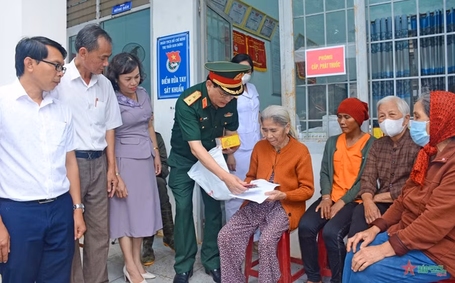 Trung tướng Trần Duy Hưng tặng quà cho các gia đình chính sách tại huyện Mang Yang. Ảnh: H.P