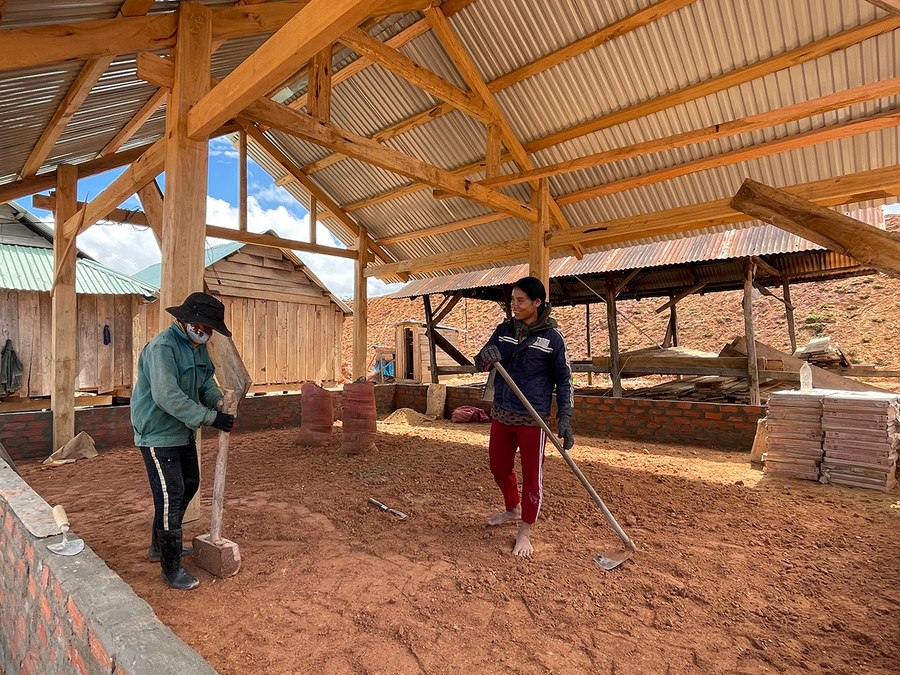 Người dân làng Kon Bông (xã Đak Rong, huyện Kbang) phấn khởi hoàn thiện nhà ở tại khu tái định cư. Ảnh: Minh Nguyễn