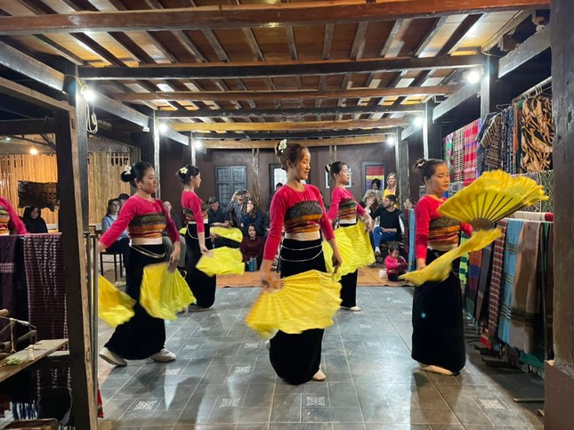 Du khách đến với homestay cũng được thưởng thức các tiết mục nghệ thuật truyền thống của đồng bào Thái.