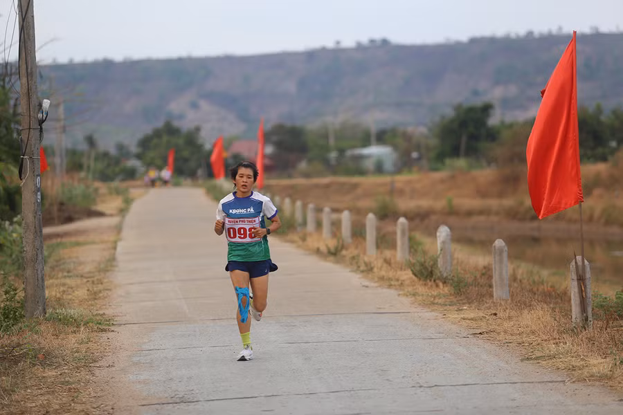 Chị Nguyễn Thị Duyên là một trong những chân chạy cừ khôi trong làng chạy của tỉnh ở cự ly dài. Ảnh: Văn Ngọc