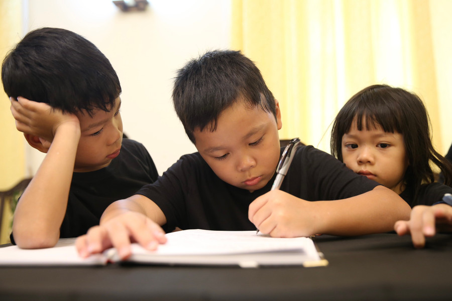 Thiếu nhi, những mầm non của đất nước viết số tang gửi đến Tổng Bí thư