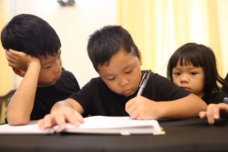 Thiếu nhi, những mầm non của đất nước viết số tang gửi đến Tổng Bí thư