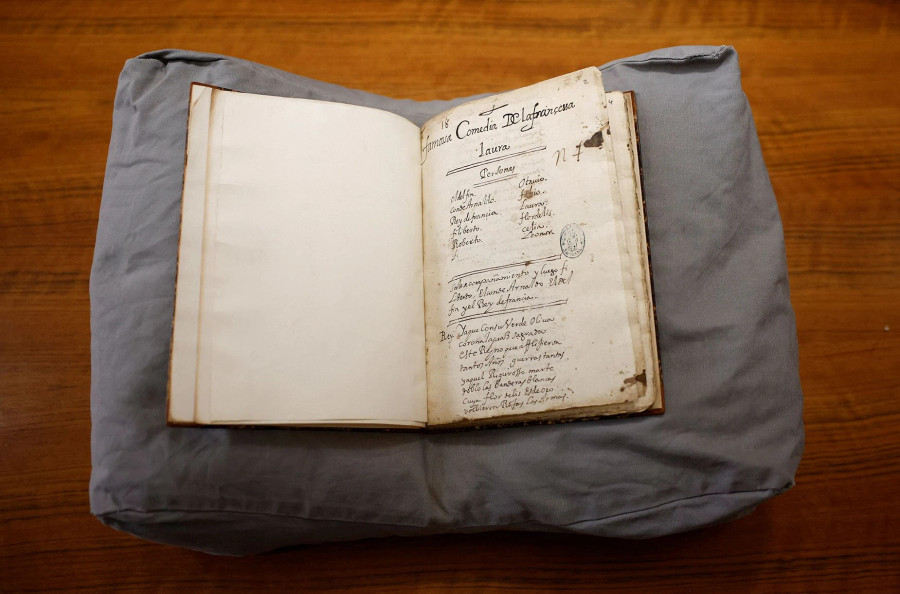 Bản thảo gốc của vở kịch &quot;La francesa Laura&quot;. Ảnh: REUTERS