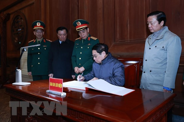 Thủ tướng Phạm Minh Chính ghi sổ lưu niệm tại Khu di tích K9. (Ảnh: Dương Giang/TTXVN) Thủ tướng Phạm Minh Chính ghi sổ lưu niệm tại Khu di tích K9. (Ảnh: Dương Giang/TTXVN)