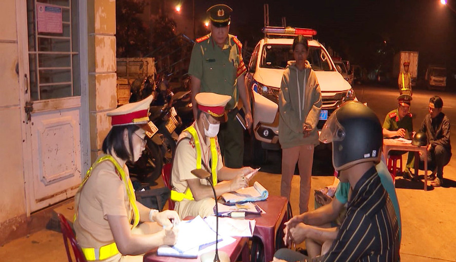 Lực lượng Cảnh sát Giao thông lập biên bản xử phạt đối với những trường hợp vi phạm nồng độ cồn. Ảnh: N.H Lực lượng Cảnh sát Giao thông lập biên bản xử phạt đối với những trường hợp vi phạm nồng độ cồn. Ảnh: N.H