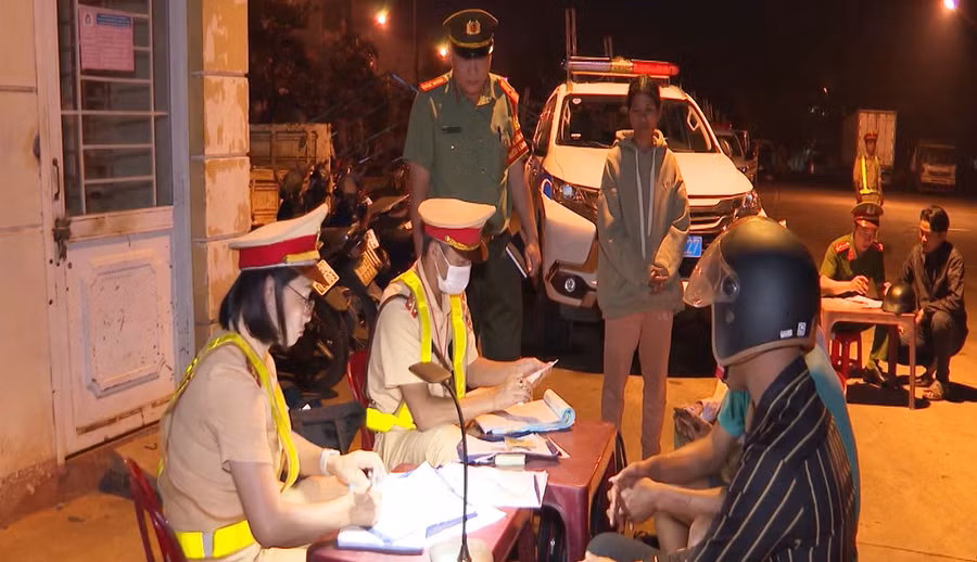 Lực lượng Cảnh sát Giao thông lập biên bản xử phạt đối với những trường hợp vi phạm nồng độ cồn. Ảnh: N.H