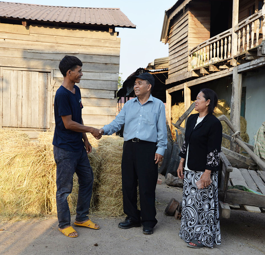 Ông Rmah Djuan (ở giữa) và vợ tranh thủ đi thăm bà con lối xóm trong chuyến về thăm thân ở thị trấn Phú Thiện. Ảnh: T.T