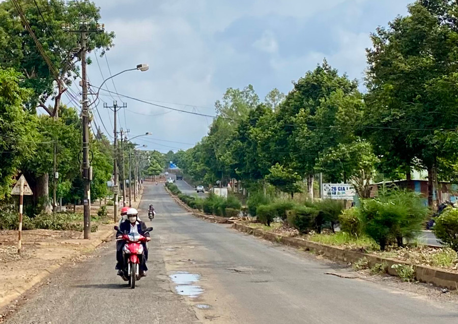Một số điểm trên đường Ngô Quyền đoạn qua Khu Công nghiệp Trà Đa bị hư hỏng. Ảnh: H.D