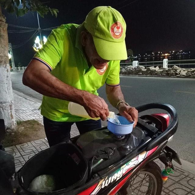 Ông Lê Văn Sến, thành viên cao tuổi nhất trong đội, hỗ trợ người hết xăng dọc đường, phải dắt bộ trong đêm. ẢNH: DUY TÂN Ông Lê Văn Sến, thành viên cao tuổi nhất trong đội, hỗ trợ người hết xăng dọc đường, phải dắt bộ trong đêm. ẢNH: DUY TÂN