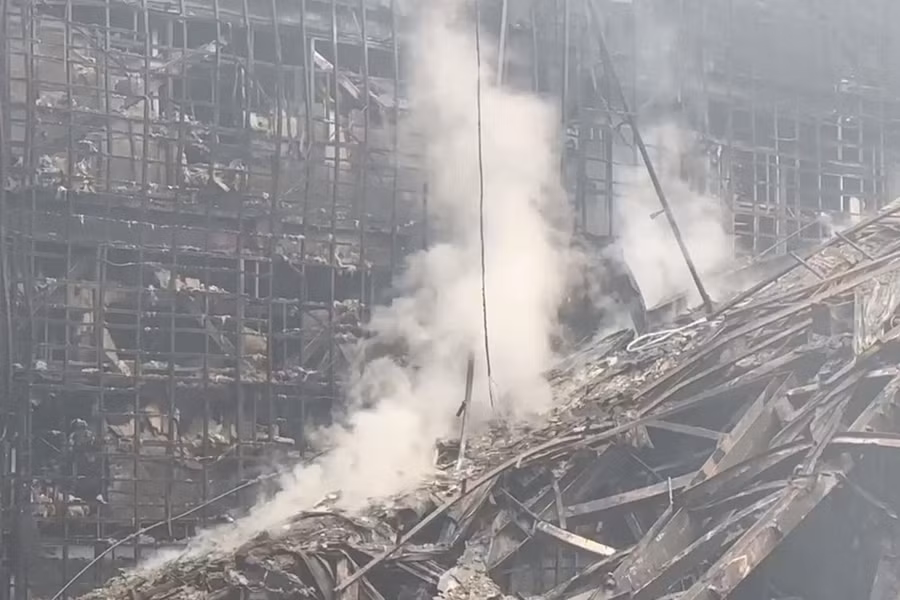 Hiện trường đổ nát sau vụ tấn công nhà hát trong trung tâm thương mại Crocus City Hall ở Krasnogorsk, ngoại ô Moskva (Nga), ngày 23/3/2024. (Ảnh: AFP/TTXVN)