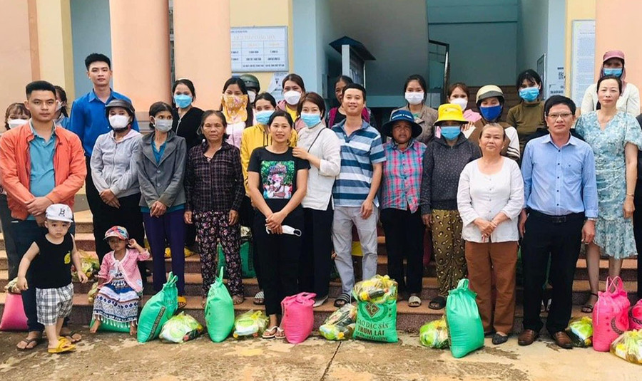 MTTQ Việt Nam các cấp huyện Chư Păh quan tâm hỗ trợ người dân có hoàn cảnh khó khăn bị tác động bởi đại dịch Covid 19. Ảnh: Thanh Nhật MTTQ Việt Nam các cấp huyện Chư Păh quan tâm hỗ trợ người dân có hoàn cảnh khó khăn bị tác động bởi đại dịch Covid 19. Ảnh: Thanh Nhật