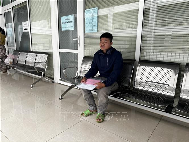 Anh Lương Văn Trang, bố cháu bé (tại xã Ea Knuếch, huyện Krông Pắk, tỉnh Đắk Lắk) mong muốn tìm ra nguyên nhân tử vong của con gái. Ảnh: TTXVN phát Anh Lương Văn Trang, bố cháu bé (tại xã Ea Knuếch, huyện Krông Pắk, tỉnh Đắk Lắk) mong muốn tìm ra nguyên nhân tử vong của con gái. Ảnh: TTXVN phát