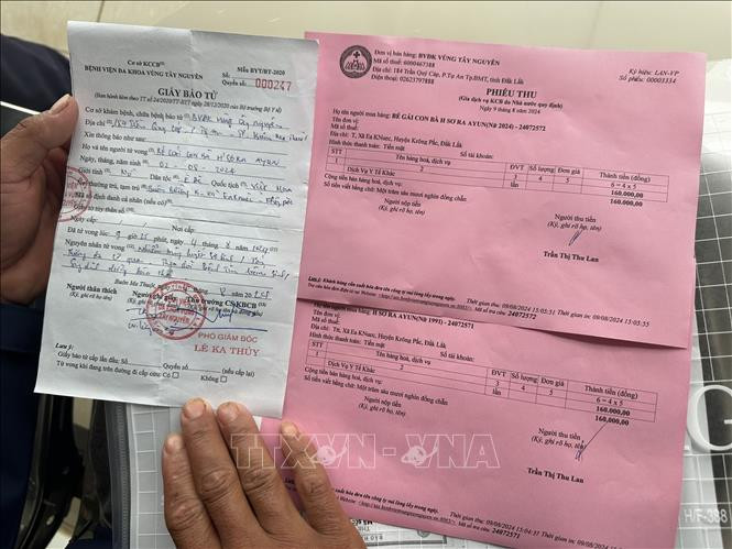 Giấy báo tử trường hợp bệnh nhi tử vong. Ảnh: TTXVN phát Giấy báo tử trường hợp bệnh nhi tử vong. Ảnh: TTXVN phát