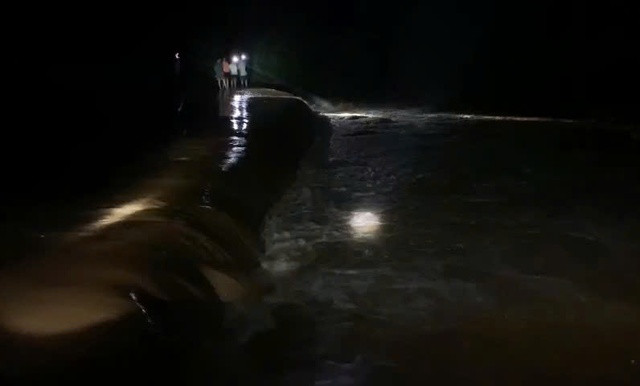 Đến tối cùng ngày lực lượng chức năng vẫn đang tích cực tìm kiếm nạn nhân Đến tối cùng ngày lực lượng chức năng vẫn đang tích cực tìm kiếm nạn nhân