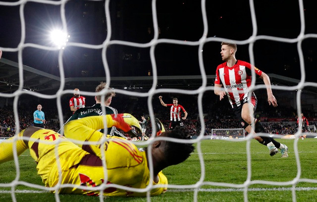 Kristoffer Ajer giữ 1 điểm ở lại sân Gtech Community. Kristoffer Ajer giữ 1 điểm ở lại sân Gtech Community.