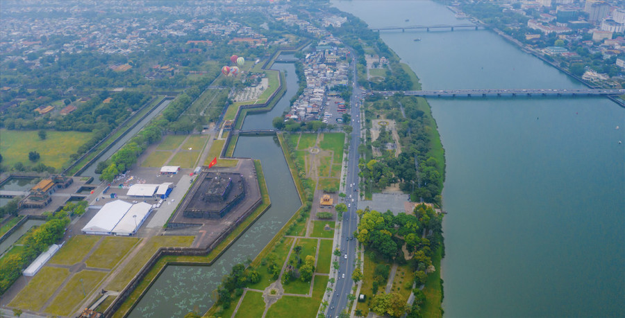 Nhắc tới Kinh thành Huế, có lẽ hình ảnh đầu tiên xuất hiện trong tiềm thức của những ai đã từng đến với cố đô là lá cờ đỏ và ngôi sao 5 cánh tung bay trên kỳ đài, dưới chân là những bức tường thành vững chắc, cổ kính. Nhắc tới Kinh thành Huế, có lẽ hình ảnh đầu tiên xuất hiện trong tiềm thức của những ai đã từng đến với cố đô là lá cờ đỏ và ngôi sao 5 cánh tung bay trên kỳ đài, dưới chân là những bức tường thành vững chắc, cổ kính.