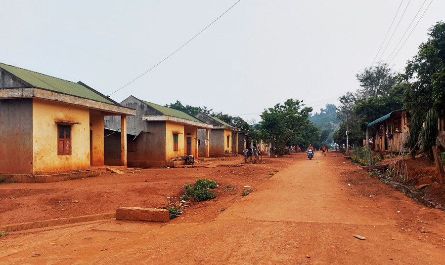 Ẩn sau những ngôi nhà được xây dựng san sát là một câu chuyện buồn về cuộc sống của người dân làng Chợch, xã Lơ Ku, huyện Kbang. Ảnh: H.S