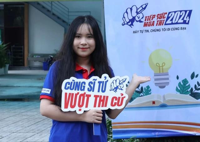 Nguyễn Quỳnh Như cảm thấy hứng khởi trong lần đầu tiên tham gia chương trình Tiếp sức mùa thi 2024. Ảnh PHƯƠNG ANH Nguyễn Quỳnh Như cảm thấy hứng khởi trong lần đầu tiên tham gia chương trình Tiếp sức mùa thi 2024. Ảnh PHƯƠNG ANH