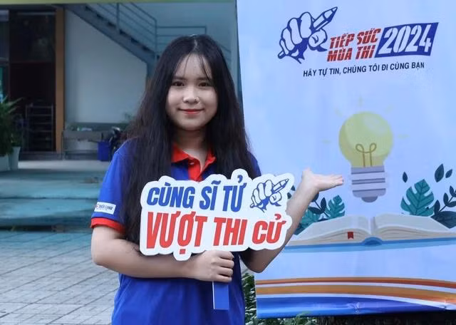 Nguyễn Quỳnh Như cảm thấy hứng khởi trong lần đầu tiên tham gia chương trình Tiếp sức mùa thi 2024. Ảnh PHƯƠNG ANH