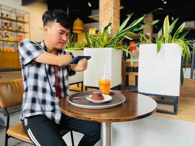 Nhứt tự làm mọi việc như người bình thường và lan tỏa giá trị tích cực qua các kênh mạng xã hội. ẢNH: DUY TÂN