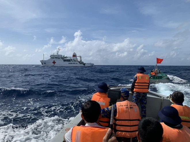 Thuyền chở cán bộ, chiến sĩ từ đảo lên tàu 561. (Ảnh: Hồng Đạt/TTXVN)