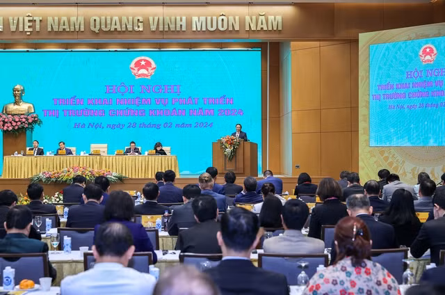 Thủ tướng nêu 6 định hướng quan trọng trong phát triển TTCK thời gian tới. Ảnh: VGP/Nhật Bắc