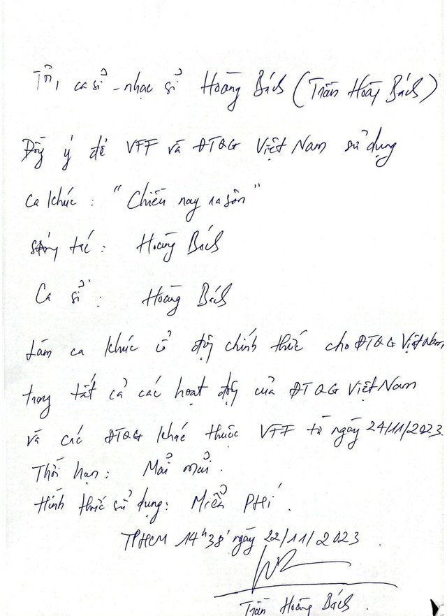 Anh chụp giấy ký kết vội vàng của Hoàng Bách để VFF kịp thời gửi đến AFC khẳng định bản quyền (Ảnh: Nhật Đoàn)