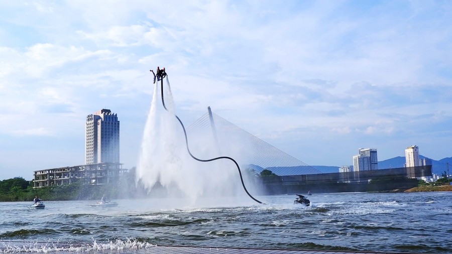 Các pha nhào lộn và xoay vòng trên không kết hợp với âm thanh và ánh sáng sẽ được các VĐV tập luyện kỹ càng trước khi biểu diễn.