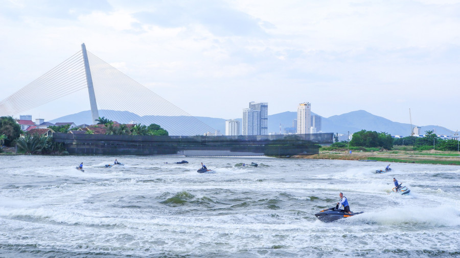 Khi các VĐV flyboard biểu diễn bay, lượn, nhào lộn thì các VĐV điều khiển jetki (mô tô nước) tạo những vòng xoáy nước trên sông Hàn theo tiếng nhạc tạo nên khung cảnh vui nhộn trên mặt nước.
