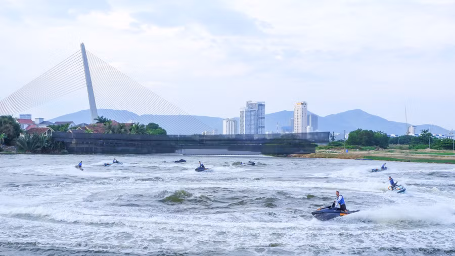 Khi các VĐV flyboard biểu diễn bay, lượn, nhào lộn thì các VĐV điều khiển jetki (mô tô nước) tạo những vòng xoáy nước trên sông Hàn theo tiếng nhạc tạo nên khung cảnh vui nhộn trên mặt nước. Khi các VĐV flyboard biểu diễn bay, lượn, nhào lộn thì các VĐV điều khiển jetki (mô tô nước) tạo những vòng xoáy nước trên sông Hàn theo tiếng nhạc tạo nên khung cảnh vui nhộn trên mặt nước.