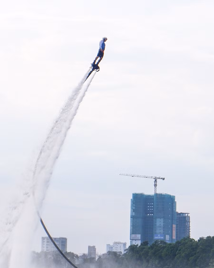 Với độ cao tương đương tòa nhà 5 - 7 tầng, khi lên cao các VĐV sẽ thực hiện liên tiếp những cú xoay, lộn nhào 360 độ, tiếp mặt nước rồi vụt lên cao theo phương thẳng đứng. Với độ cao tương đương tòa nhà 5 - 7 tầng, khi lên cao các VĐV sẽ thực hiện liên tiếp những cú xoay, lộn nhào 360 độ, tiếp mặt nước rồi vụt lên cao theo phương thẳng đứng.