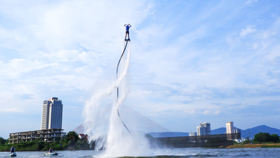 Dù chỉ mới trong giai đoạn luyện tập, nhưng các VĐV đã khiến nhiều người choáng ngợp khi lần đầu chứng kiến cảnh các VĐV được phản lực nước đẩy bay cao từ 15-20 m và xoay, nhào lộn trên không trung. Ảnh: Nguyễn Thành.