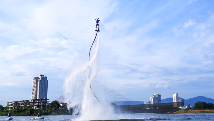 Dù chỉ mới trong giai đoạn luyện tập, nhưng các VĐV đã khiến nhiều người choáng ngợp khi lần đầu chứng kiến cảnh các VĐV được phản lực nước đẩy bay cao từ 15-20 m và xoay, nhào lộn trên không trung. Ảnh: Nguyễn Thành. Dù chỉ mới trong giai đoạn luyện tập, nhưng các VĐV đã khiến nhiều người choáng ngợp khi lần đầu chứng kiến cảnh các VĐV được phản lực nước đẩy bay cao từ 15-20 m và xoay, nhào lộn trên không trung. Ảnh: Nguyễn Thành.