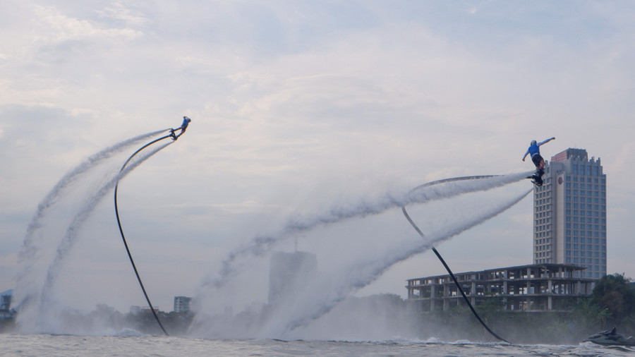 Động cơ đẩy các VĐV lên cao bay lượn trên mặt nước sông Hàn tạo nên khung cảnh bắt mắt, lạ lẫm.