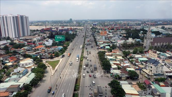 Đường Mỹ Phước-Tân Vạn (Bình Dương) kết nối thông với Xa lộ Hà Nội đoạn qua địa bàn thành phố Hồ Chí Minh và đi tỉnh Đồng Nai. Ảnh minh họa: Chí Tưởng/TTXVN
